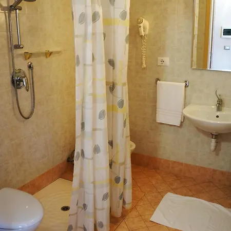 Al Benvenuto & Restaurant 3* تولميتزو
